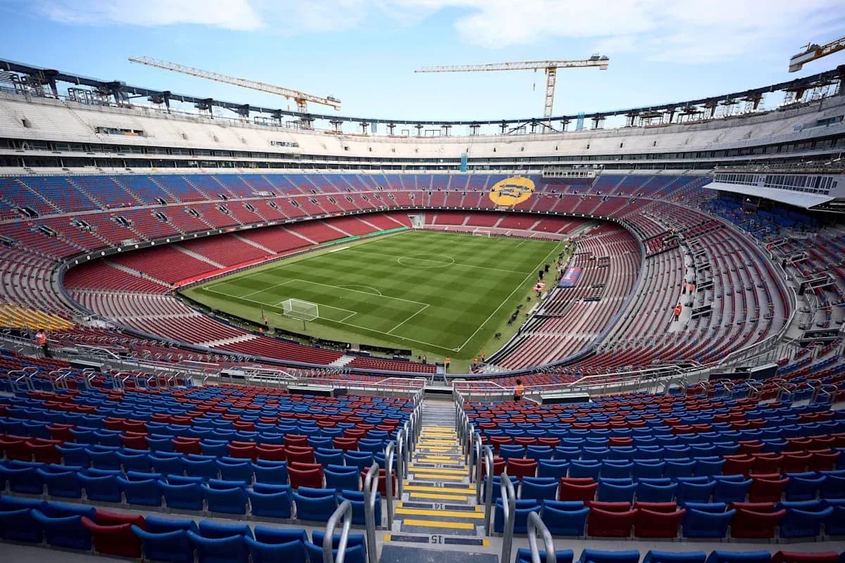 Vue du stade Camp Nou avec terrain de football