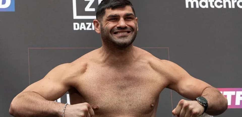 Boxeur pesant sur la balance avant le combat