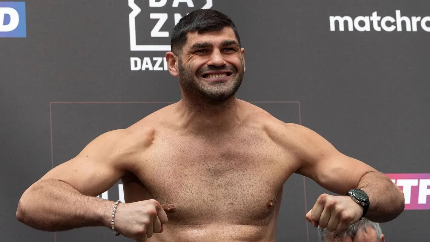 Boxeur pesant sur la balance avant le combat