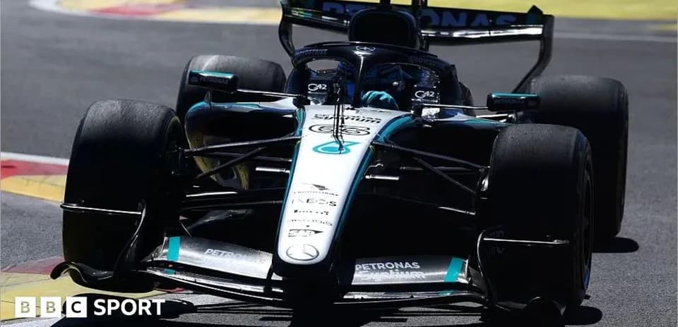 Voiture de course Mercedes sur circuit ensoleillé
