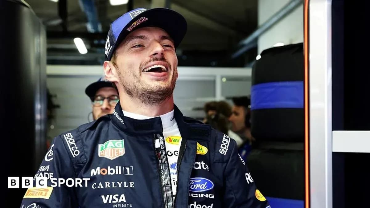 Pilote souriant dans le garage de l'équipe