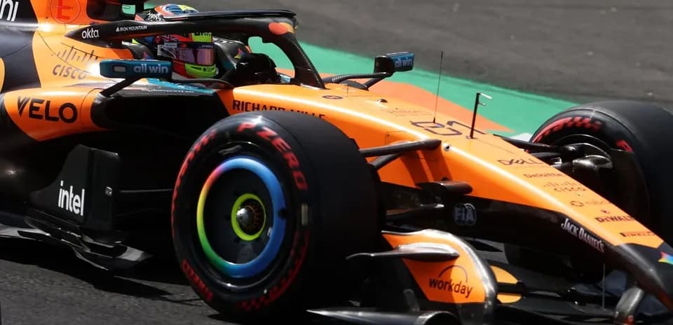 Voiture de Formule 1 McLaren en pleine course