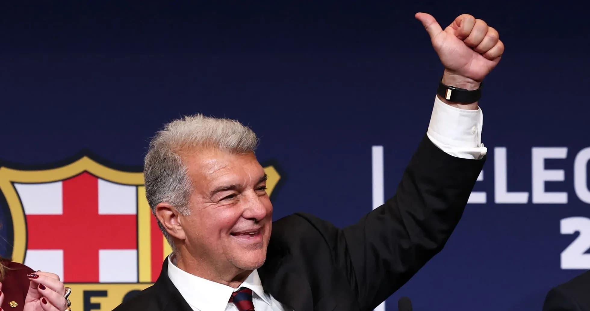 Président levant le pouce lors d'une élection