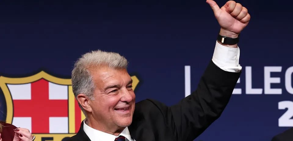 Président levant le pouce lors d'une élection