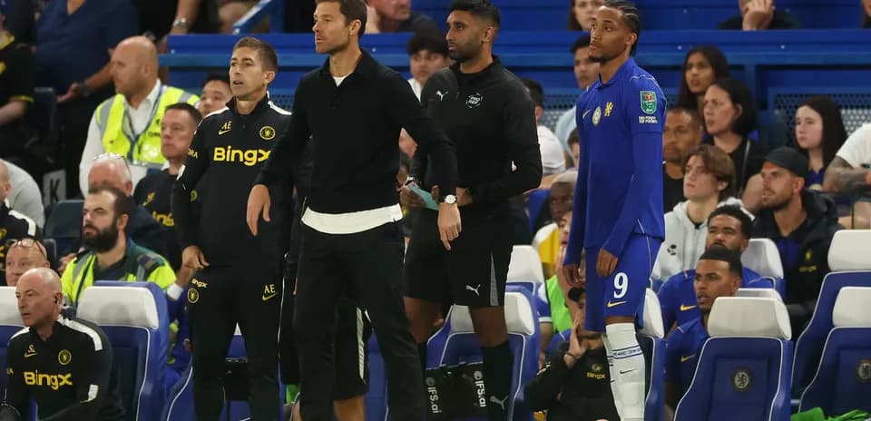 Entraîneurs et joueurs sur le banc de touche