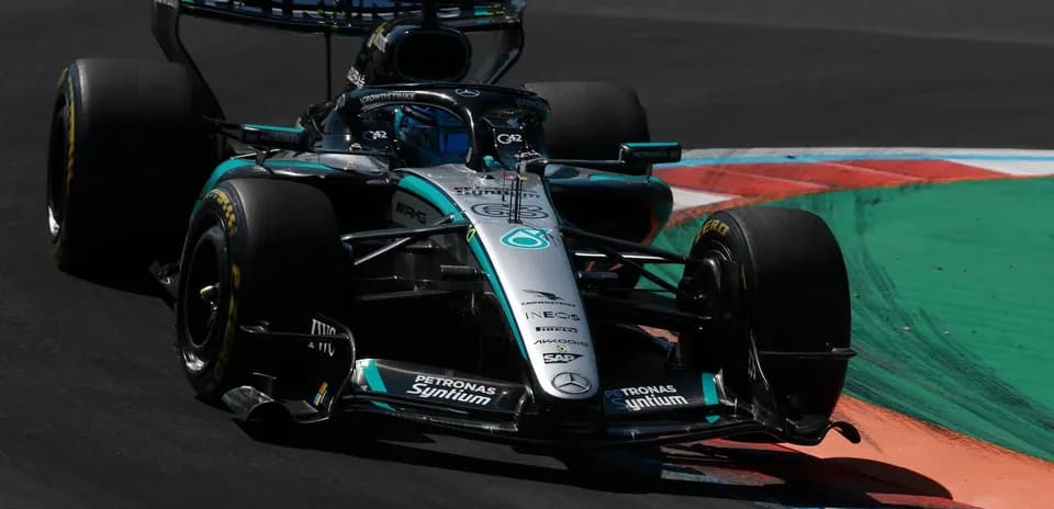 Voiture de Formule 1 sur circuit en virage