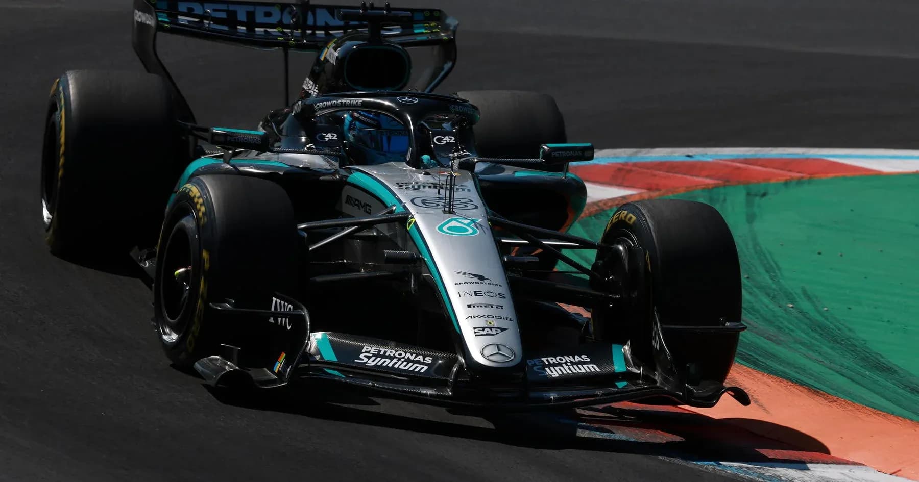 Voiture de Formule 1 sur circuit en virage