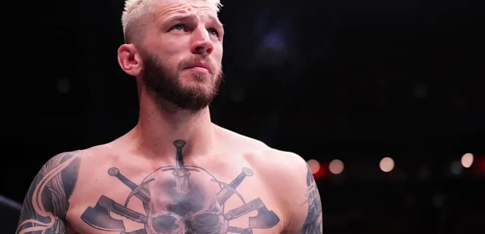 Lutteur torse nu avec tatouages avant le combat