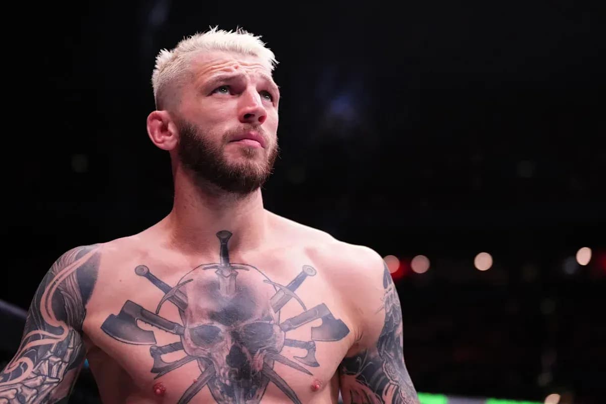 Lutteur torse nu avec tatouages avant le combat