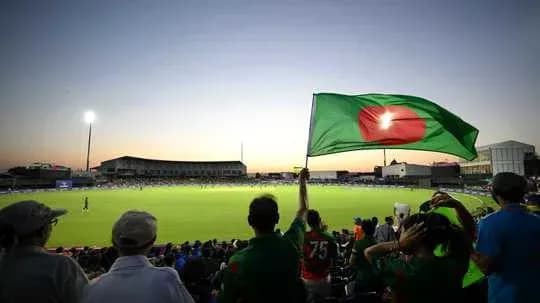 Supporter brandissant un drapeau du Bangladesh au cricket