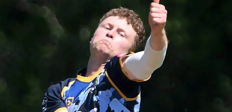 Joueur de cricket lançant avec le pouce levé