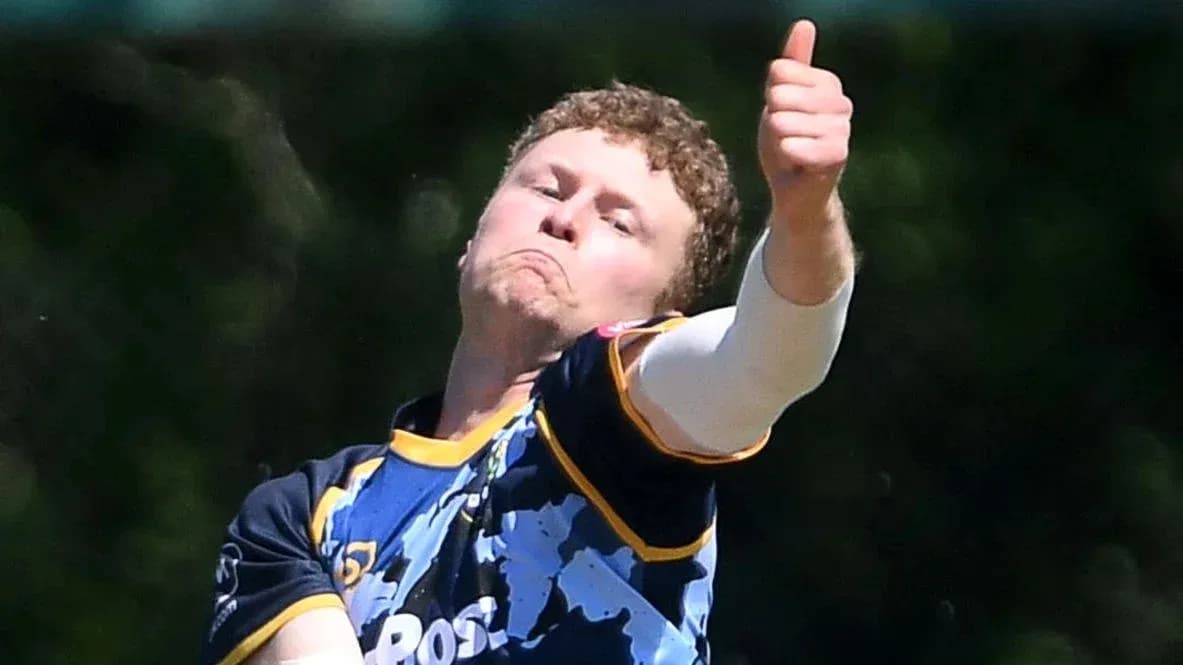 Joueur de cricket lançant avec le pouce levé