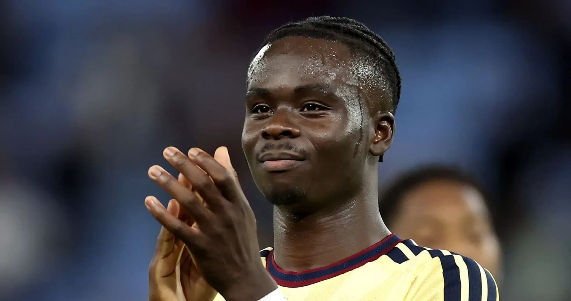 Joueur applaudissant après un match de football