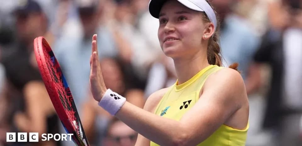 Joueuse de tennis saluant le public avec sa raquette