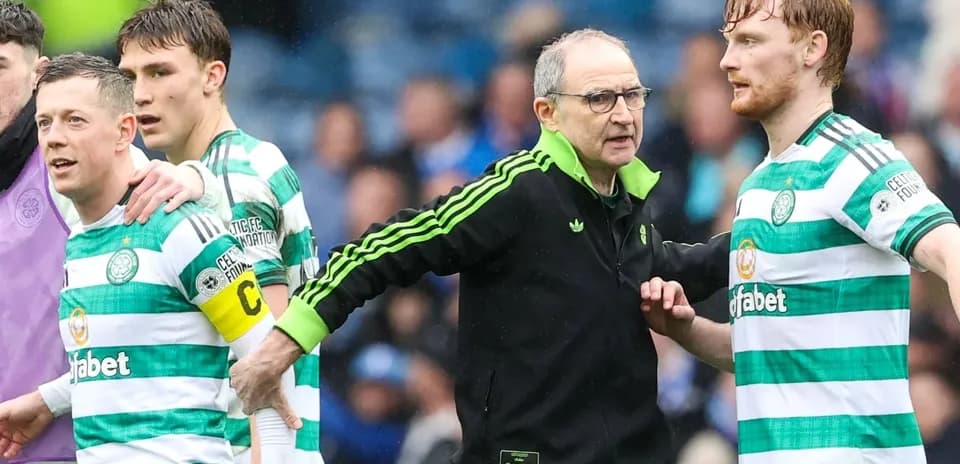 Joueurs de Celtic avec entraîneur sur le terrain
