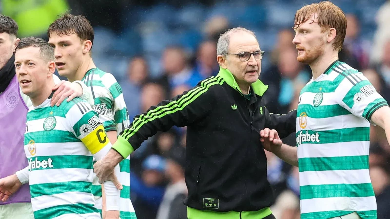 Joueurs de Celtic avec entraîneur sur le terrain