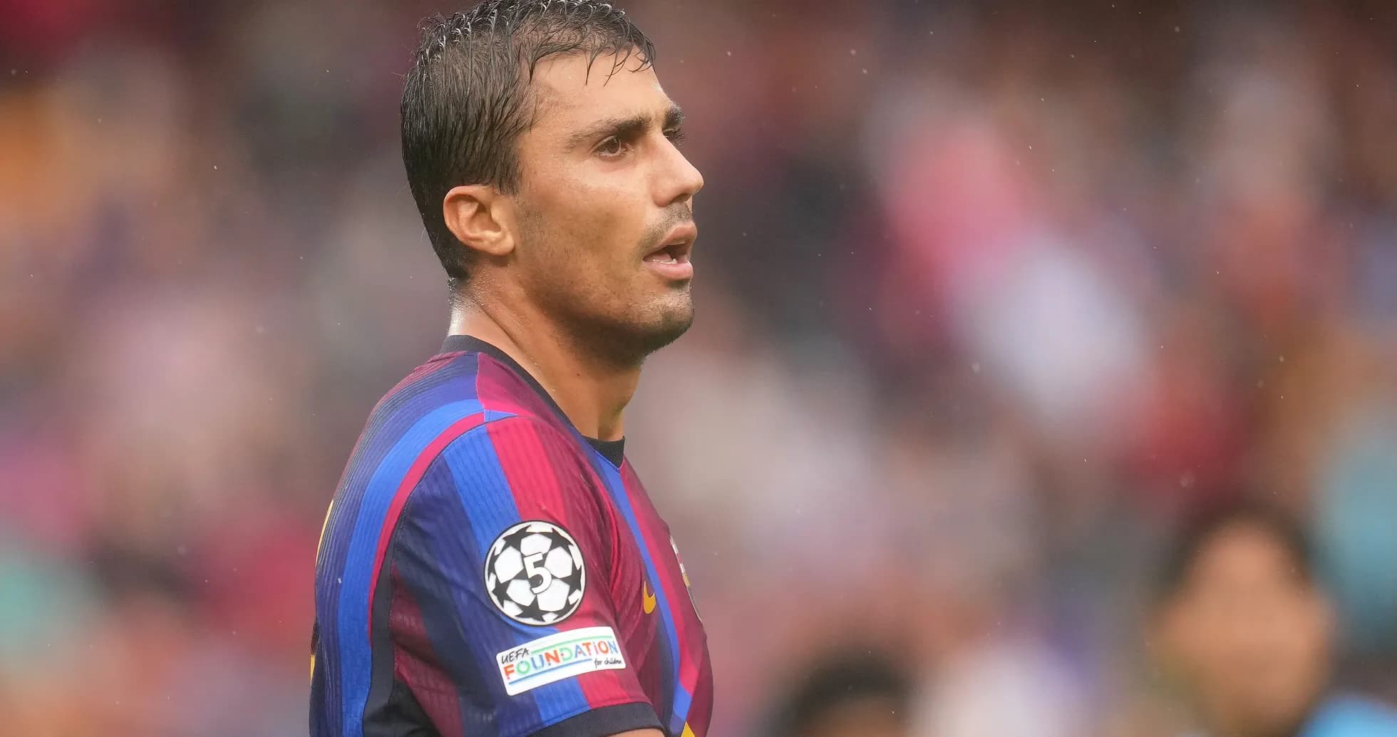 Joueur du FC Barcelone sur le terrain sous la pluie