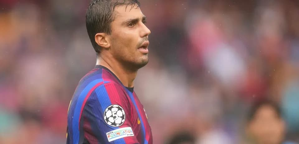 Joueur du FC Barcelone sur le terrain sous la pluie