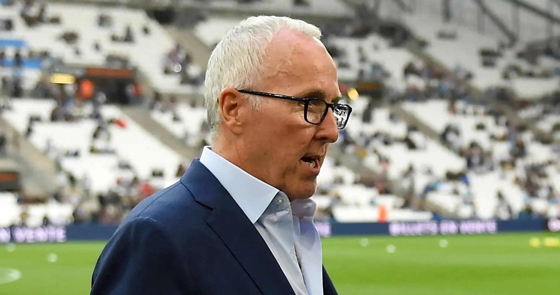 Entraîneur discutant avant le début du match