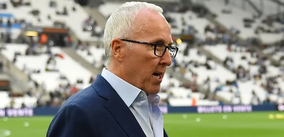 Entraîneur discutant avant le début du match
