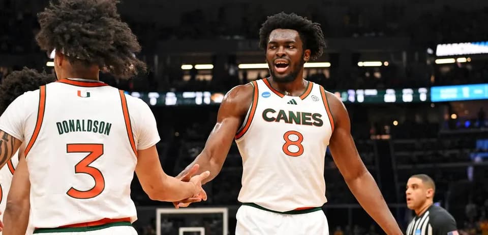 Deux joueurs de Miami se félicitant sur le terrain