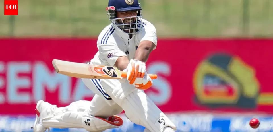 Joueur de cricket frappant la balle avec une batte