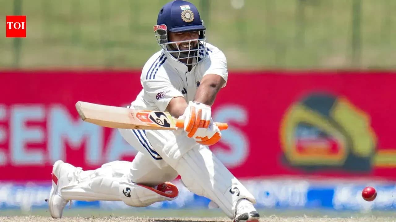 Joueur de cricket frappant la balle avec une batte