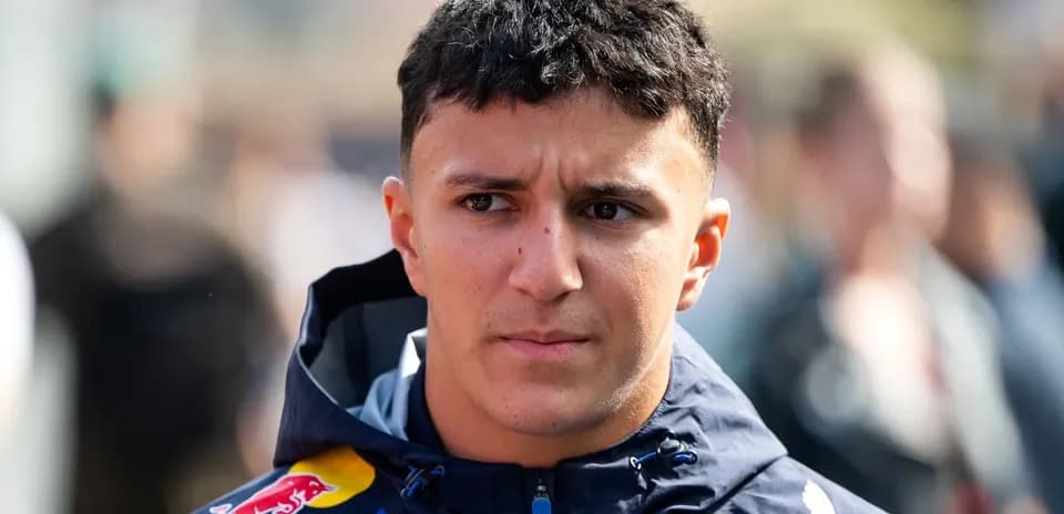 Pilote en tenue de course avant un événement