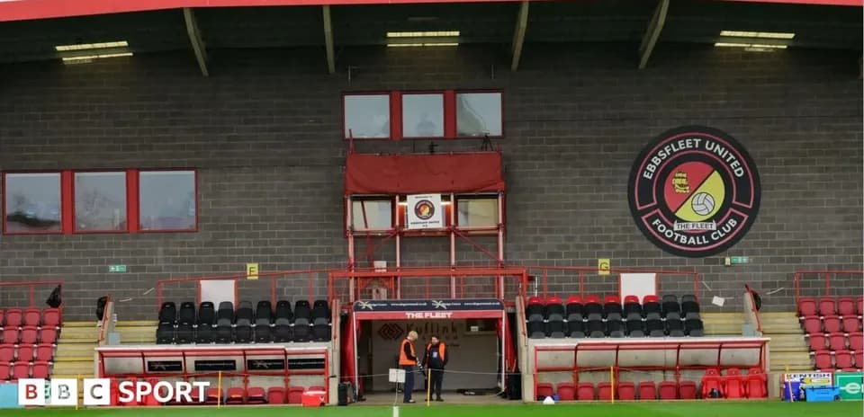 Tribune du stade d'Ebbsfleet United avec logo
