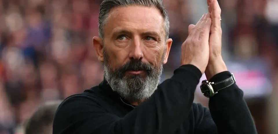 Entraîneur applaudissant sur la touche pendant le match