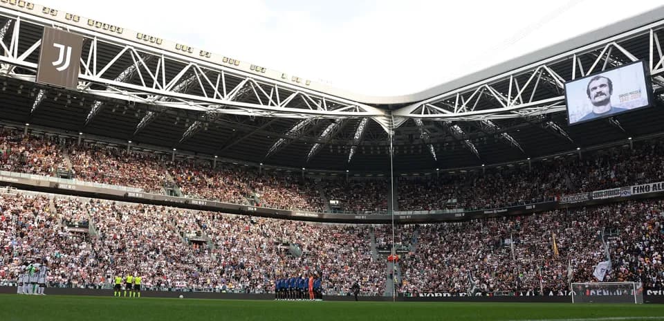 Joueurs en formation devant un stade plein