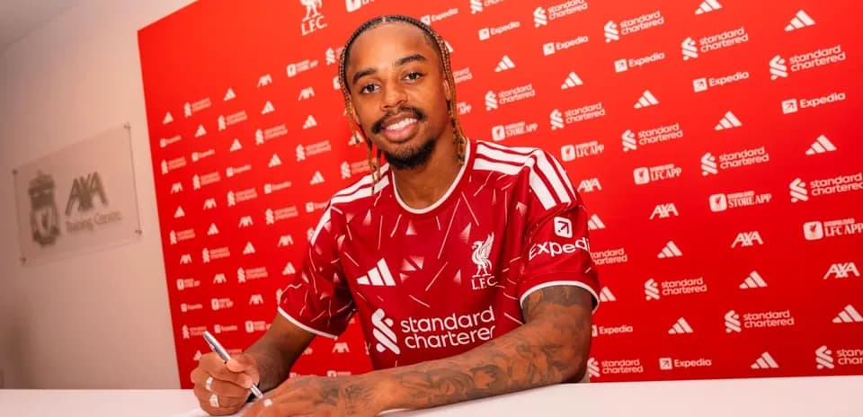 Joueur de Liverpool signant un contrat à la table