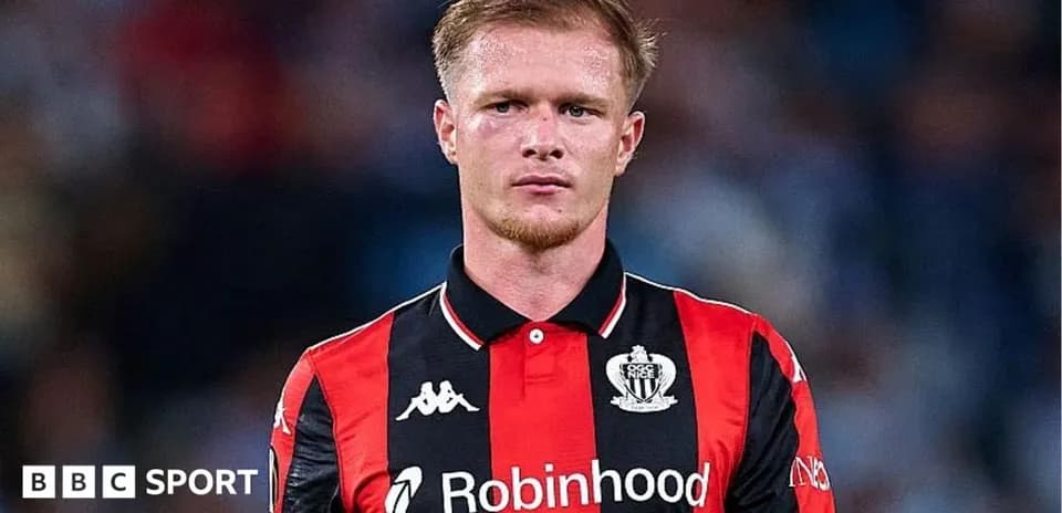 Joueur de football avec maillot noir et rouge