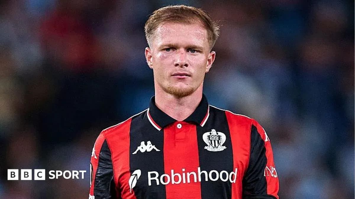 Joueur de football avec maillot noir et rouge