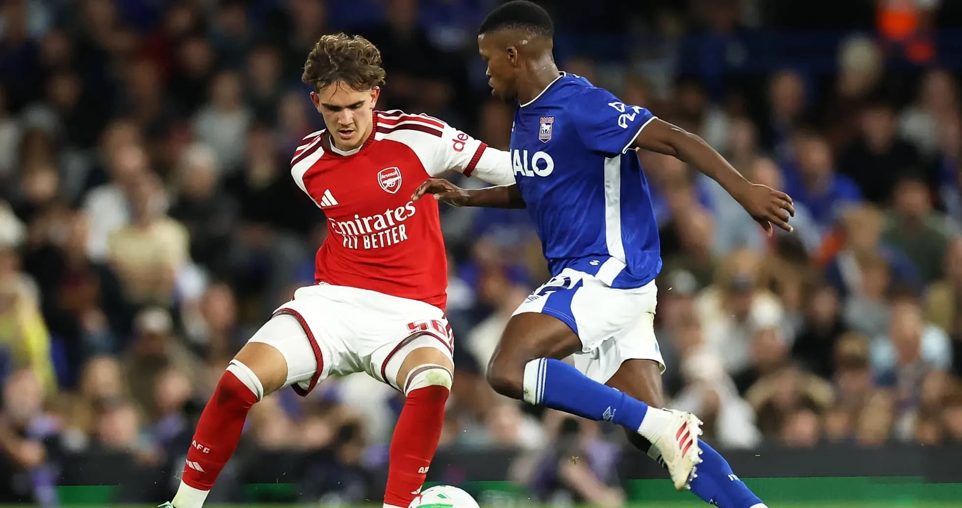 Joueur d'Arsenal en duel avec joueur d'Ipswich