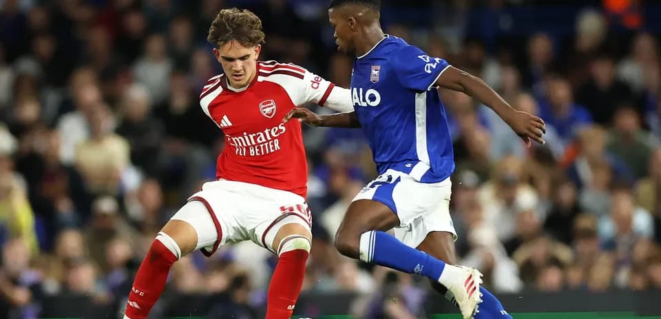 Joueur d'Arsenal en duel avec joueur d'Ipswich