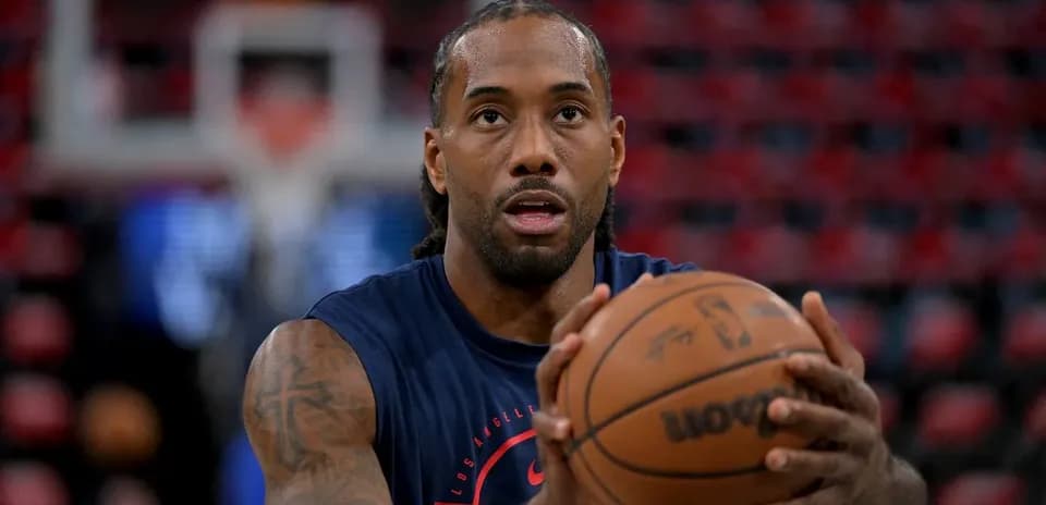 Joueur s'entraînant avec un ballon de basket