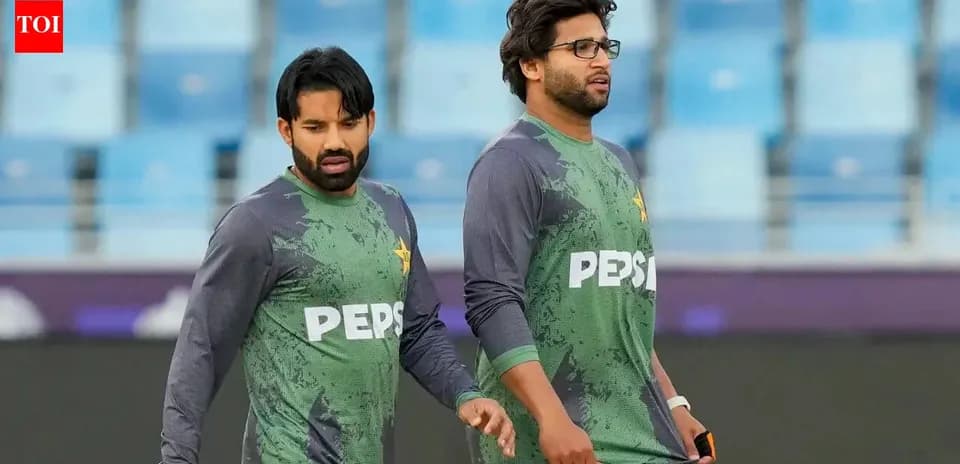 Deux joueurs de cricket pakistanais s'entraînant ensemble