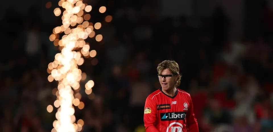 Joueur avec lunettes sur le terrain, feux d'artifice en arrière-plan