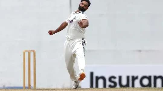 Joueur de cricket lançant la balle en action