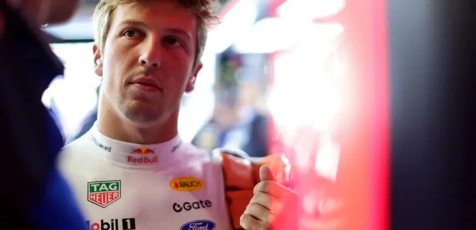 Pilote en combinaison discutant dans le garage