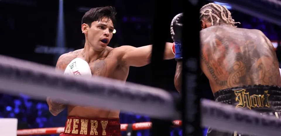 Boxeur lançant un coup pendant un match de boxe