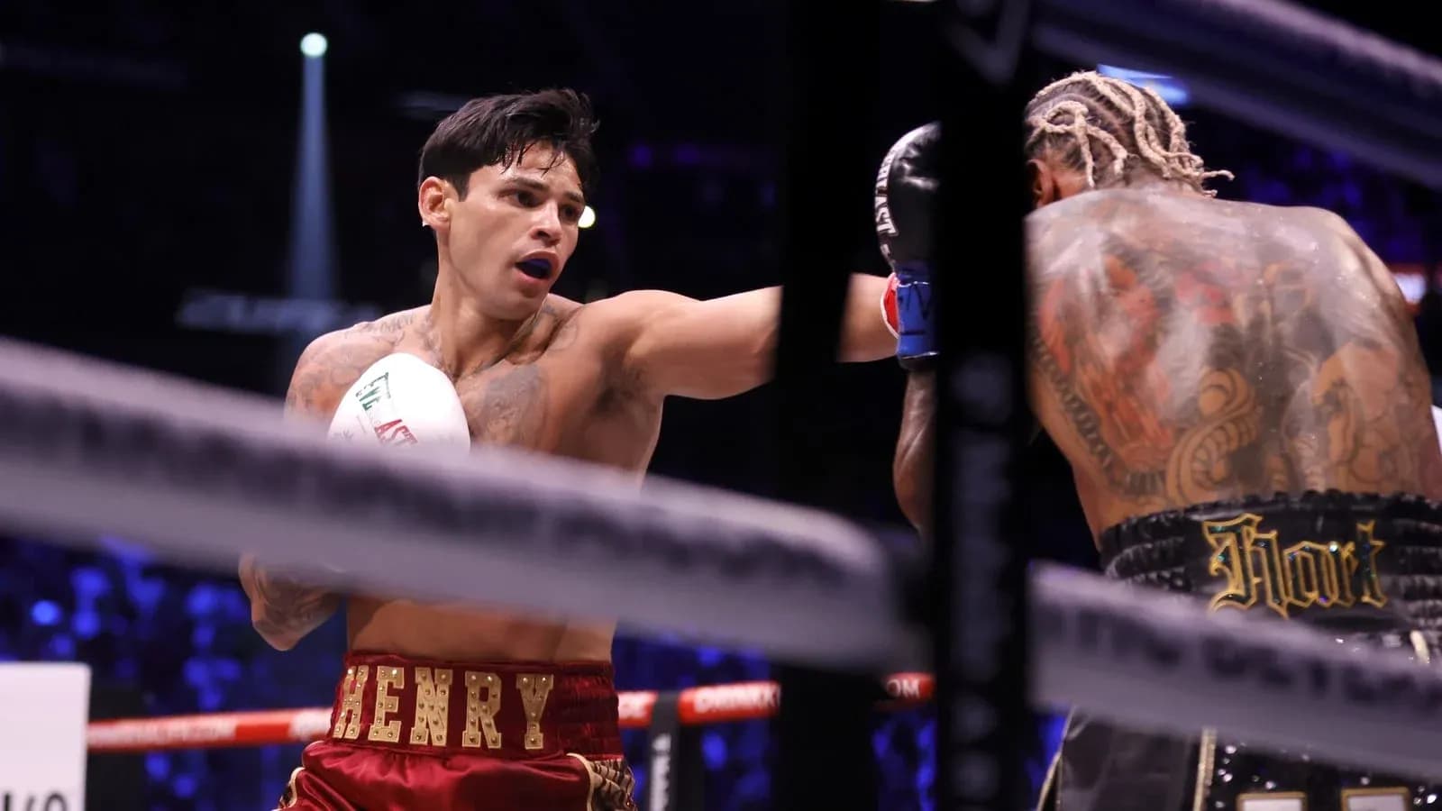 Boxeur lançant un coup pendant un match de boxe