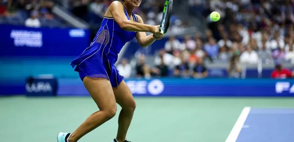 Joueuse de tennis frappant une balle en match