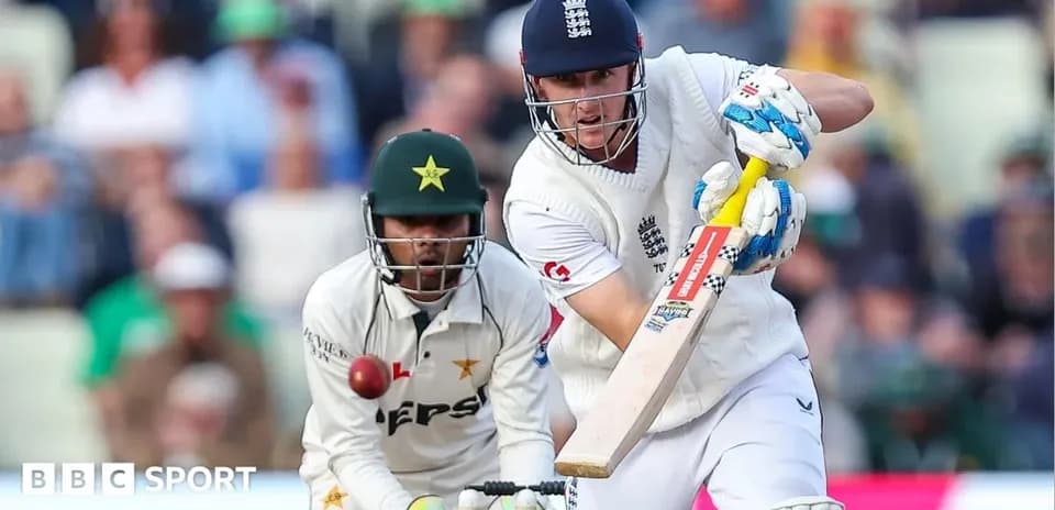 Joueur anglais frappant la balle pendant un match de cricket