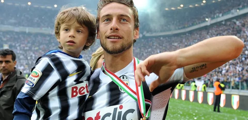 Joueur célébrant avec un enfant après un match
