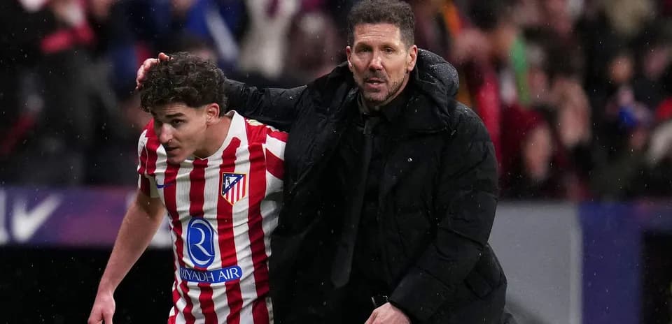 Joueur d'Atletico Madrid aidé par l'entraîneur