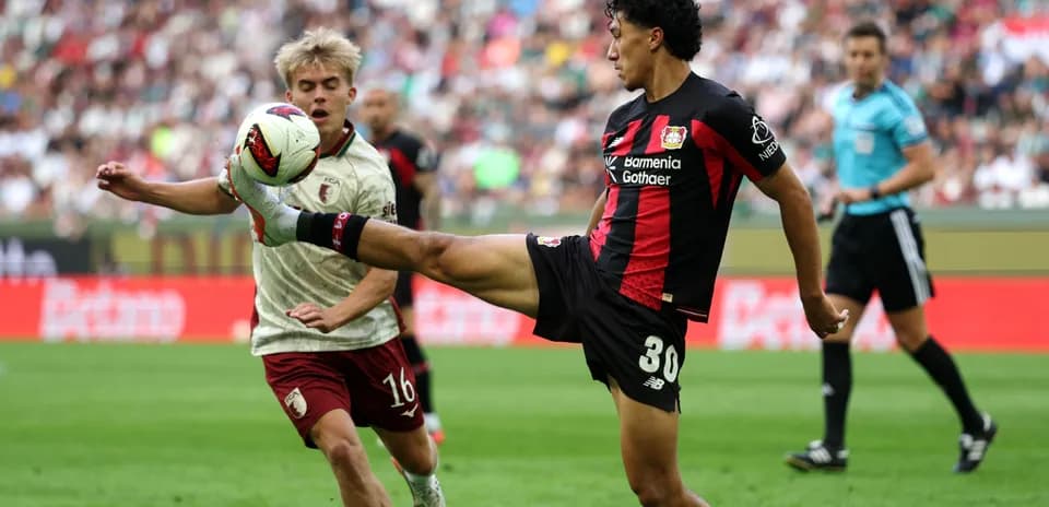 Joueur de Bayer 04 Leverkusen en action sur le terrain
