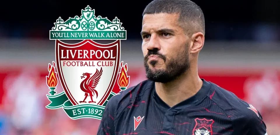 Joueur de football avec le logo de Liverpool en arrière-plan
