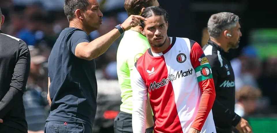 Entraîneur parlant à un joueur de Feyenoord
